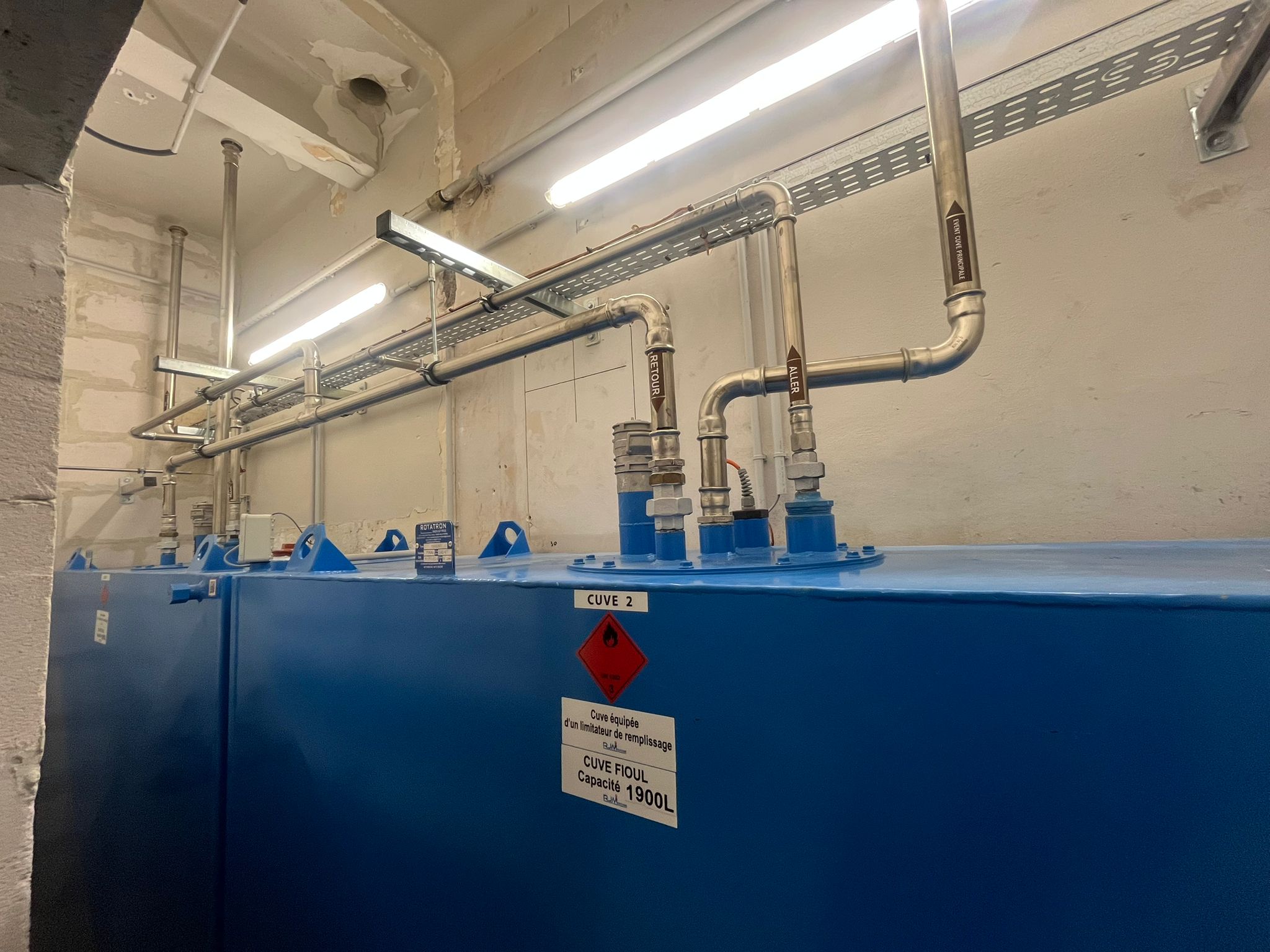 Cuves à fuel sur mesure avec tuyauterie inox